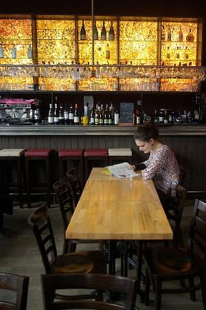 Salle avec mur burgundy et tables