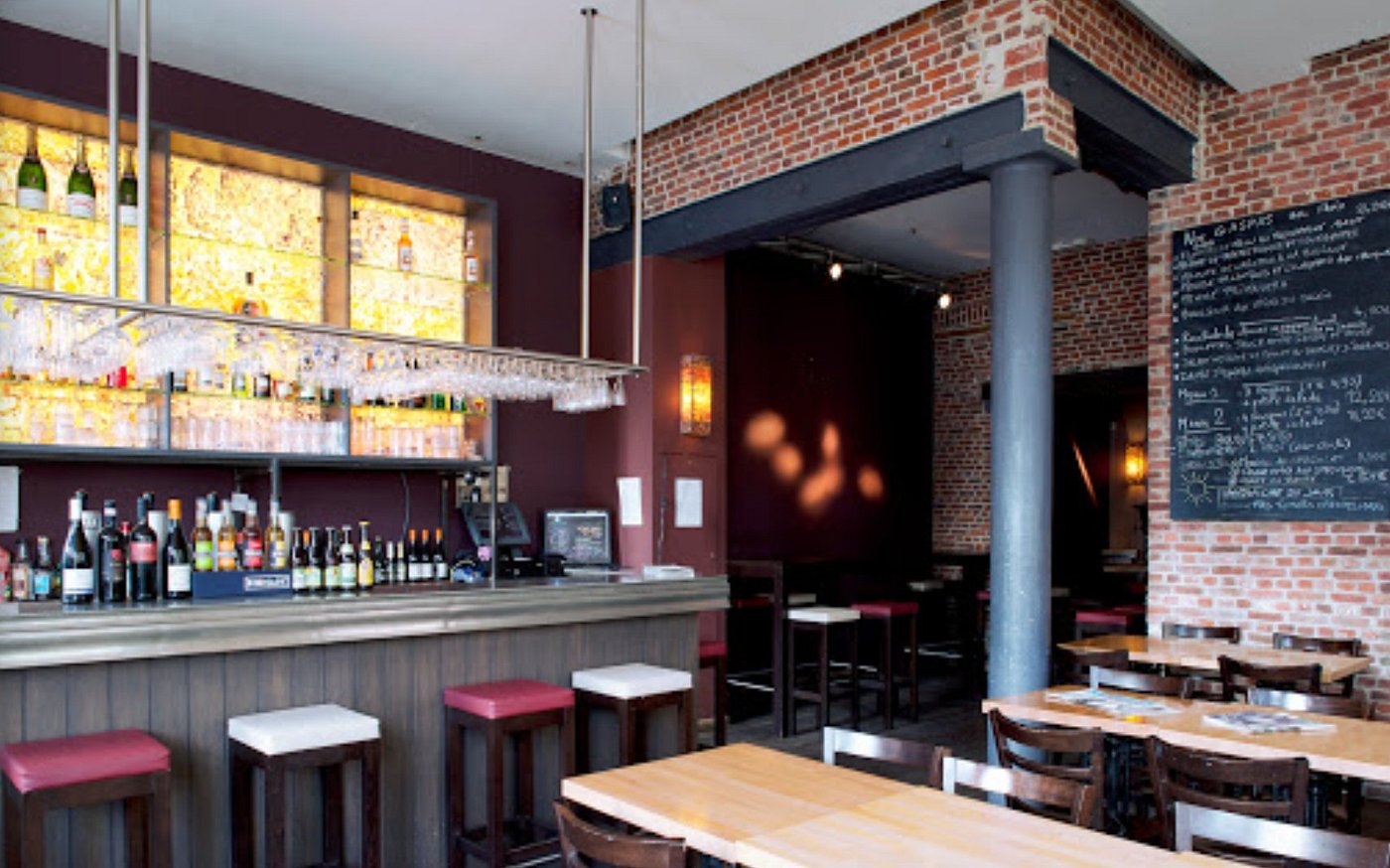 Intérieur du bar, briques et arches