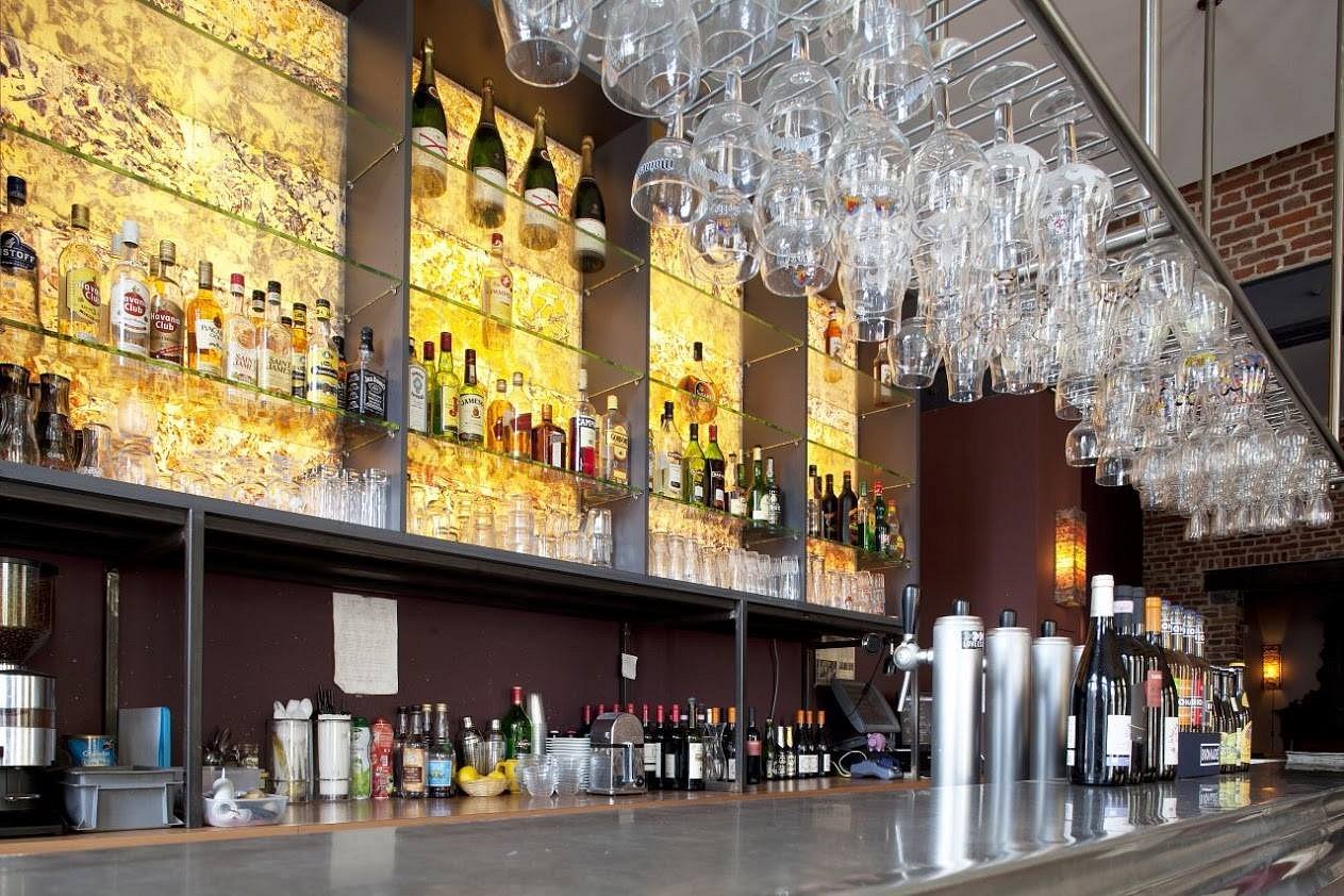 Bar avec étagères ambrées