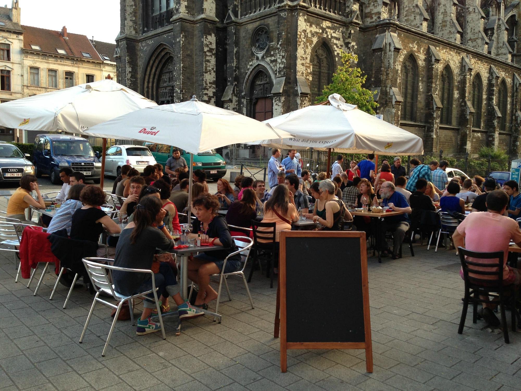 Terrasse devant l'église